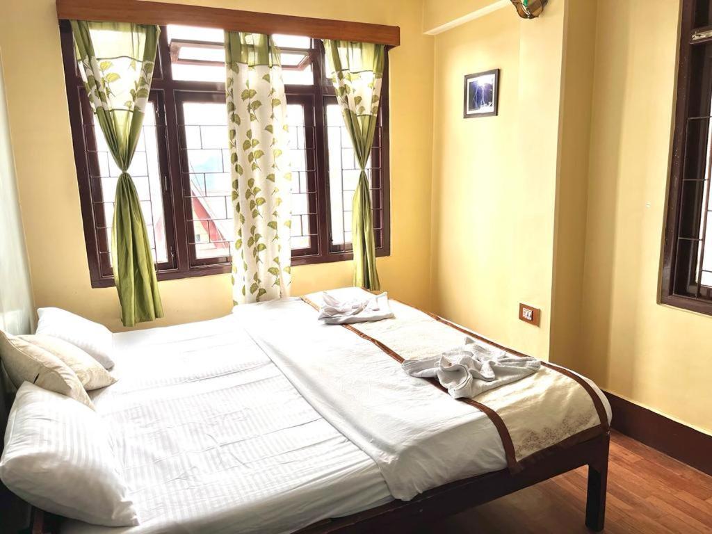 Hotel Red Rose Gangtok Exteriör bild